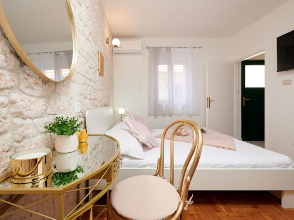 Guesthouse Ana Trogir Old Town Eksteriør billede