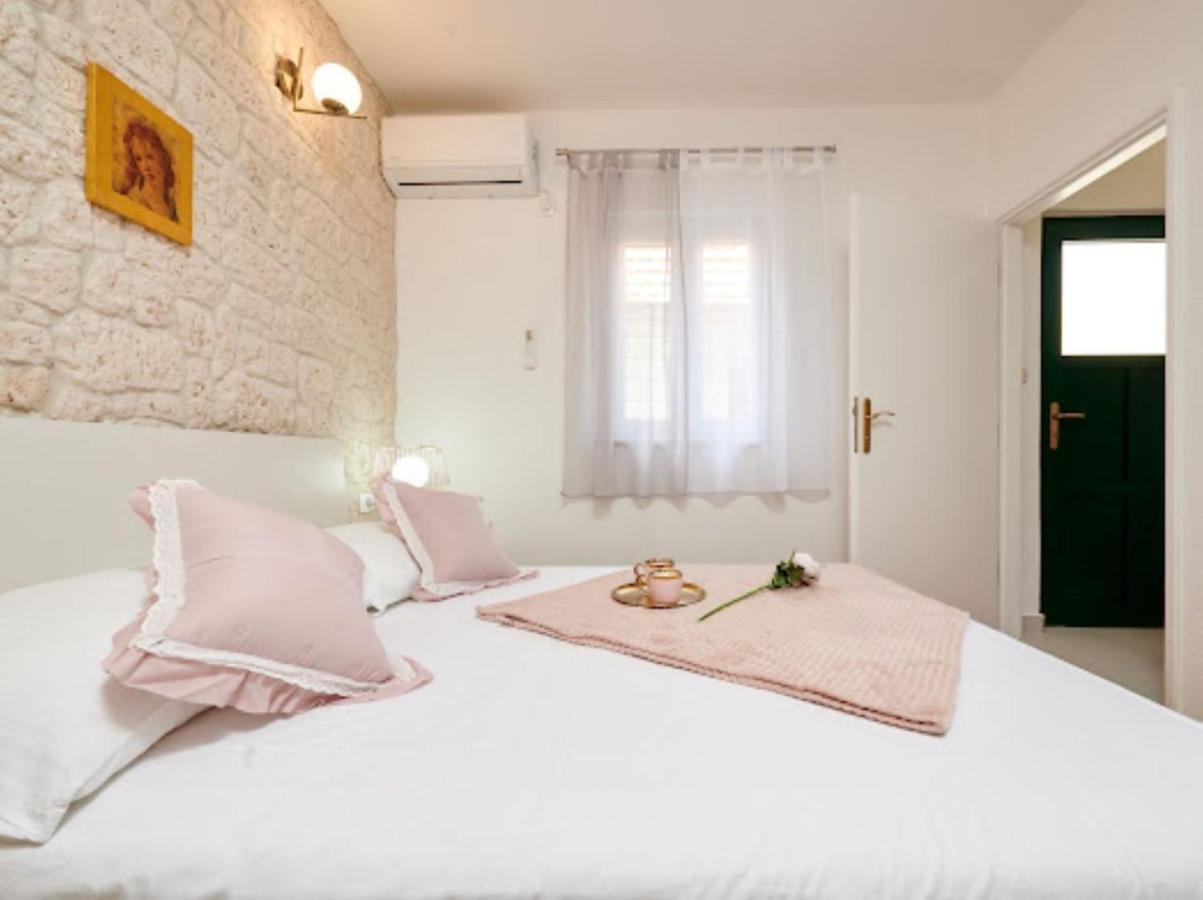 Guesthouse Ana Trogir Old Town Eksteriør billede