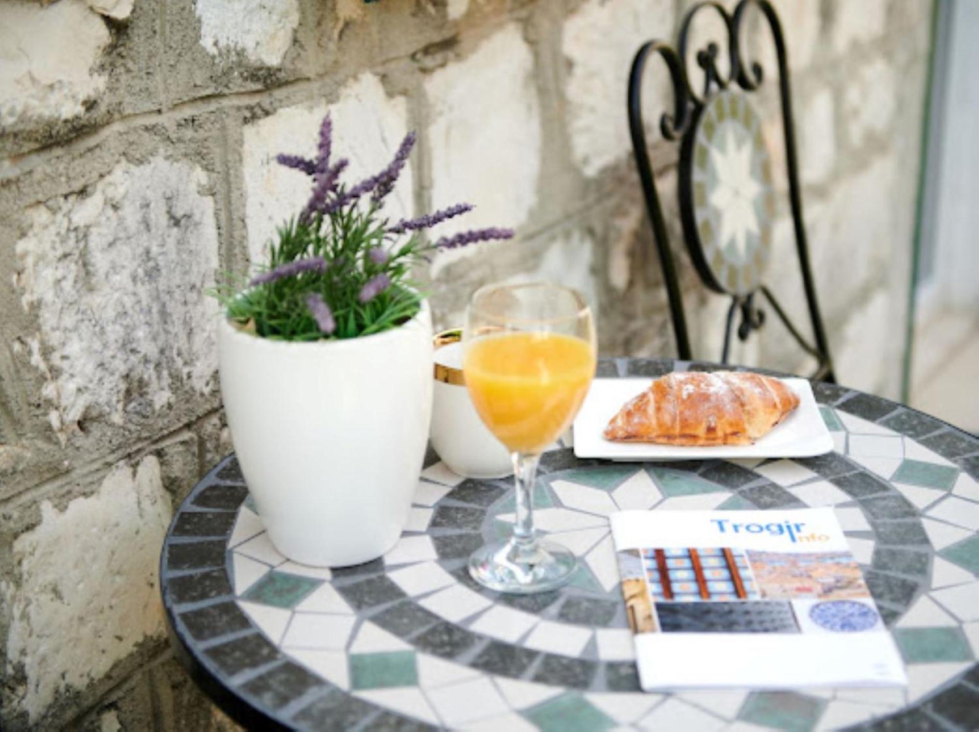 Guesthouse Ana Trogir Old Town Eksteriør billede